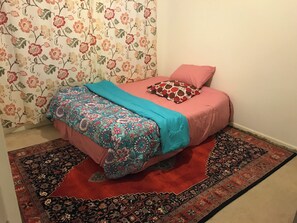 Room - Cozy 1-bedroom house in enchanting Raleigh with AC (Raleigh)