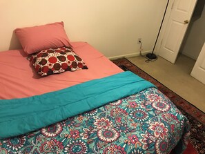 Room - Cozy 1-bedroom house in enchanting Raleigh with AC (Raleigh)