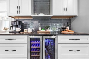Fridge, microwave, oven, stovetop - Resort-Style Lanai Living with Pool, Spa & Outdoor Kitchen Fun - Lanai Life - Roelens (Cape Coral)