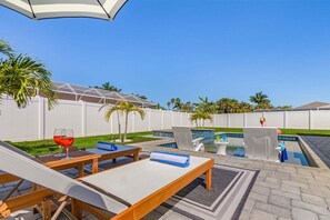 Pool - Resort-Style Lanai Living with Pool, Spa & Outdoor Kitchen Fun - Lanai Life - Roelens (Cape Coral)