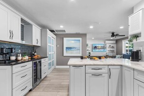 Private kitchen - Resort-Style Lanai Living with Pool, Spa & Outdoor Kitchen Fun - Lanai Life - Roelens (Cape Coral)