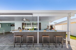 Outdoor dining - Resort-Style Lanai Living with Pool, Spa & Outdoor Kitchen Fun - Lanai Life - Roelens (Cape Coral)