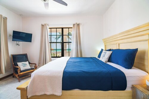  8 br/ Ocean View/Pool/Walk to Centar of San Pedro