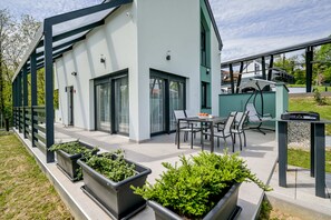 Outdoor dining - Modern home in vineyards with shared sauna (Margečan)