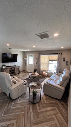 Living area - Cozy Guesthouse (St. Petersburg)