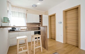Fridge, microwave, oven, stovetop - Modern home in vineyards with shared sauna (Margečan)