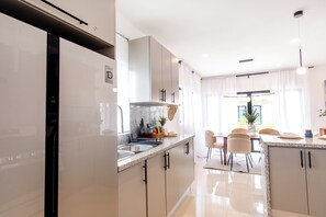 電子レンジ、オーブン、コンロ、食器洗い機