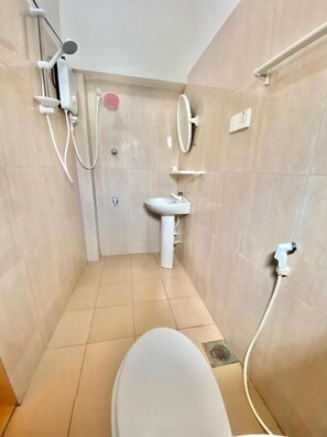 Bathroom - Yals town inn (Jaffna)