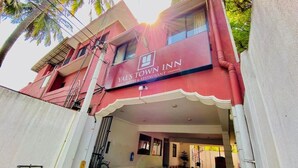 Un edificio con un cartel que dice 'Yal's Town Inn Hotel & Restaurant'.