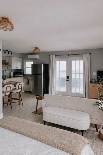 Pet Friendly Studio / Walk to Beach & Eats