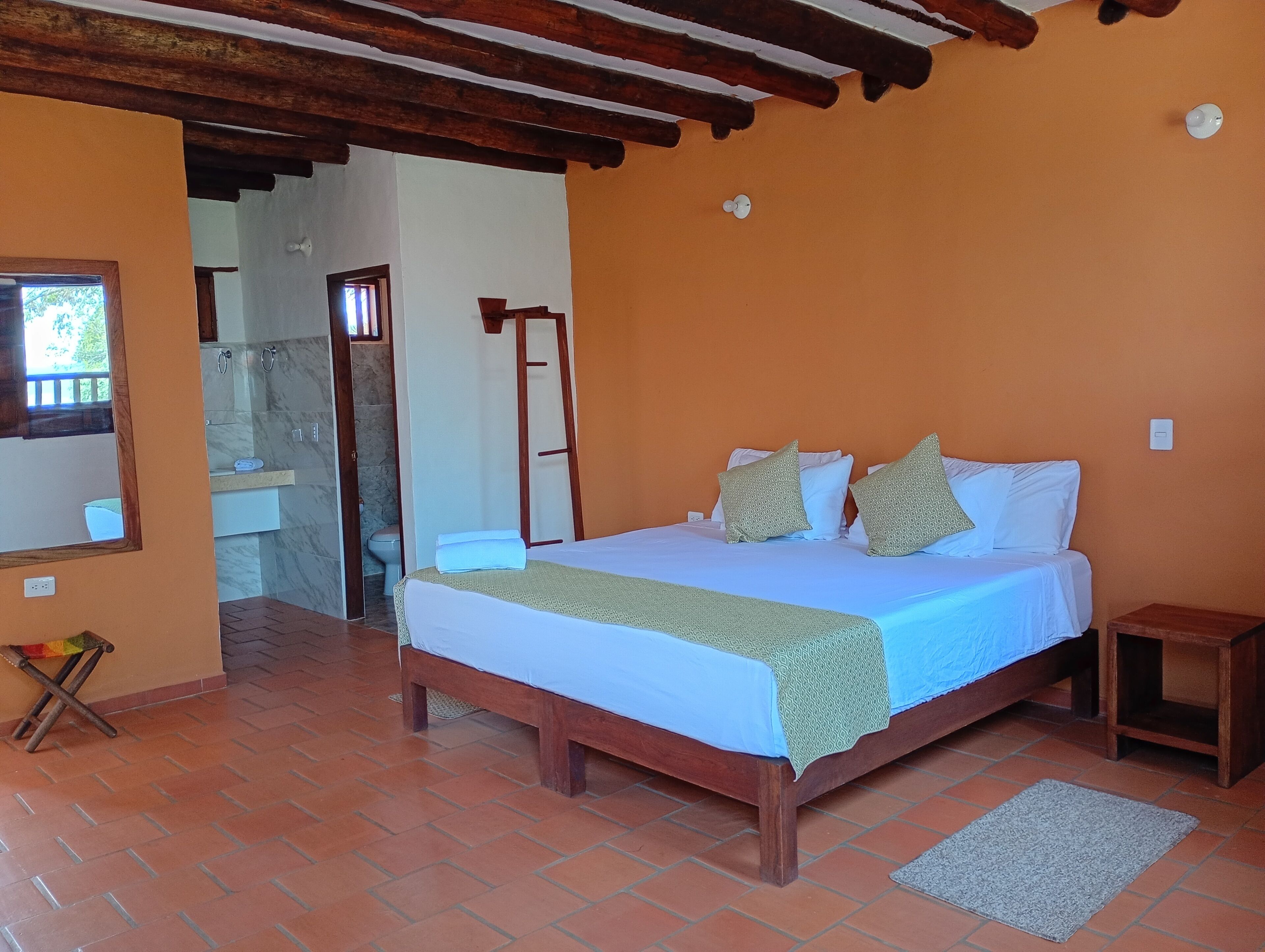 Habitación triple Deluxe, patio, vista al jardín