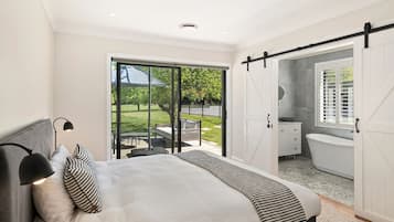 Desk, iron/ironing board, travel cot, WiFi