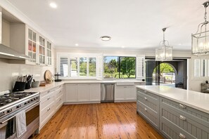 Fridge, microwave, oven, stovetop - Southern Highlands Villa, Spacious, Gardens, Pool (Bundanoon)