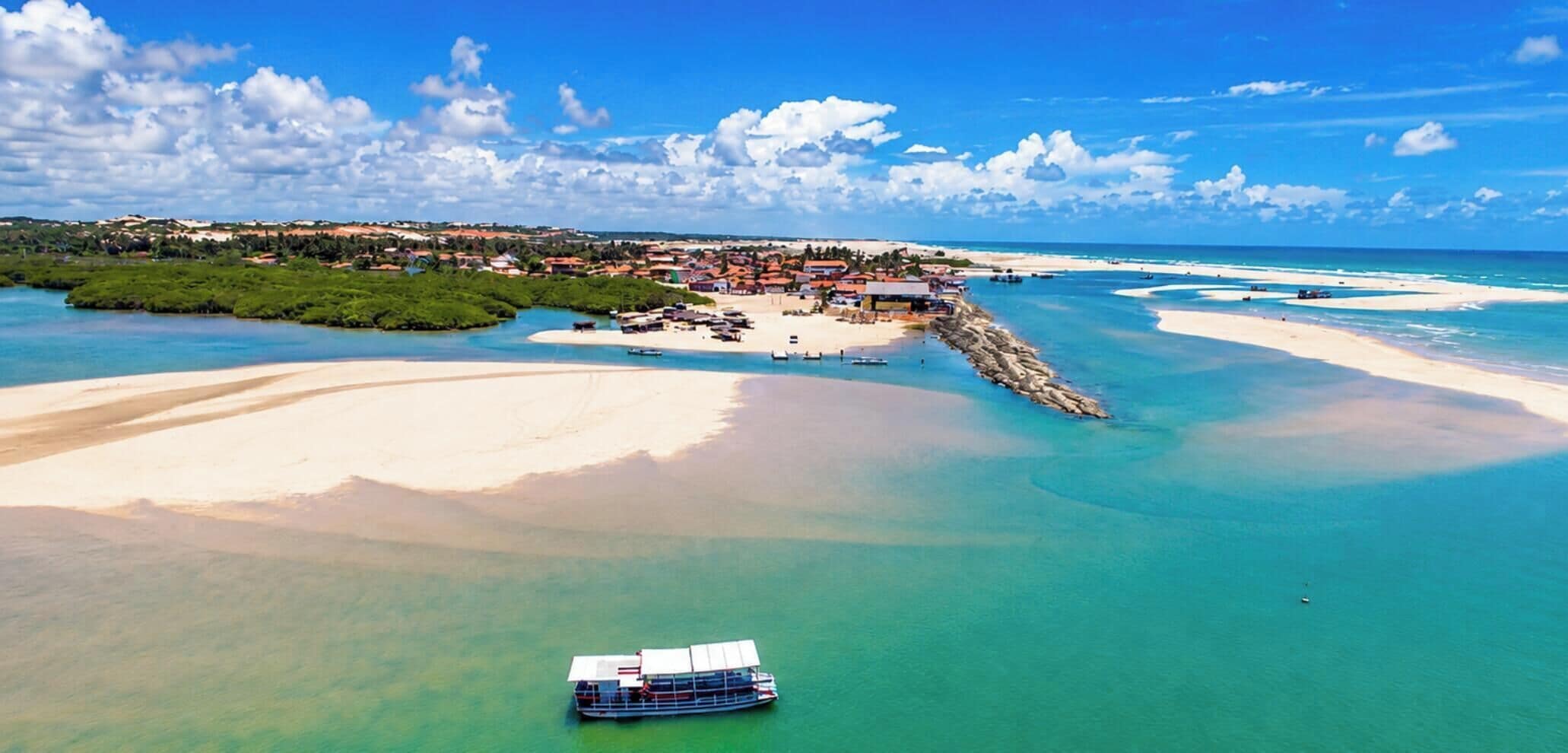 Playa en los alrededores y playa de arena blanca 