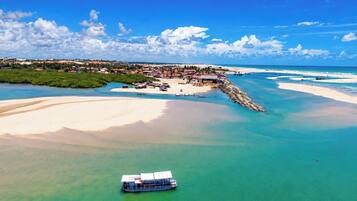 Playa en los alrededores y playa de arena blanca