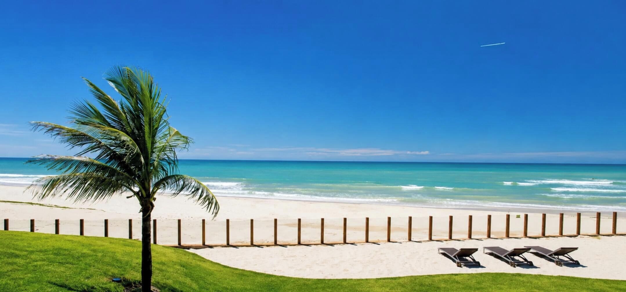 Perto da praia, areia branca 