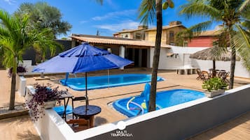 Suíte Quadrupla Superior Vista Mar - Pousada On the Beach - Aquiraz | Piscina | Una piscina al aire libre