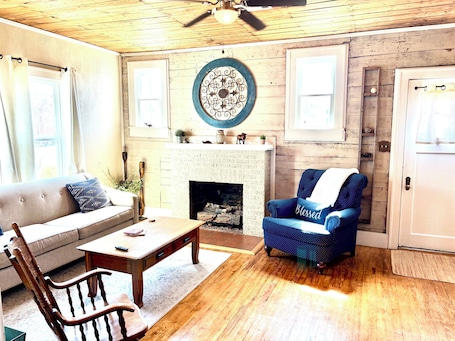 Living area. Alumni House,1 bedroom apartment right beside Harding University no cleaning fee