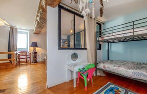 3 habitaciones, tabla de planchar con plancha y cuna de viaje 