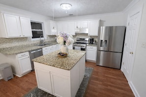Oven, stovetop, dishwasher, paper towels - Hot tub Home near Lake Lanier & Mall of Georgia (Sugar Hill)