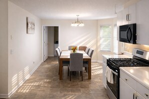 Private kitchen - Large Cozy 4-bedroom bungalow in peaceful Decatur minutes from ATL Attractions (Decatur)