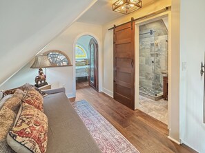 Room - Blue Raven Lodge -Long Distance Mountain Views | Fireplace | (Talking Rock)