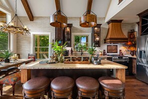 Fridge, microwave, oven, stovetop - Blue Raven Lodge -Long Distance Mountain Views | Fireplace (Talking Rock)