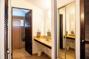 Appartamento, 1 letto queen, patio (Costa Bonita 904) | Bagno | Asciugamani