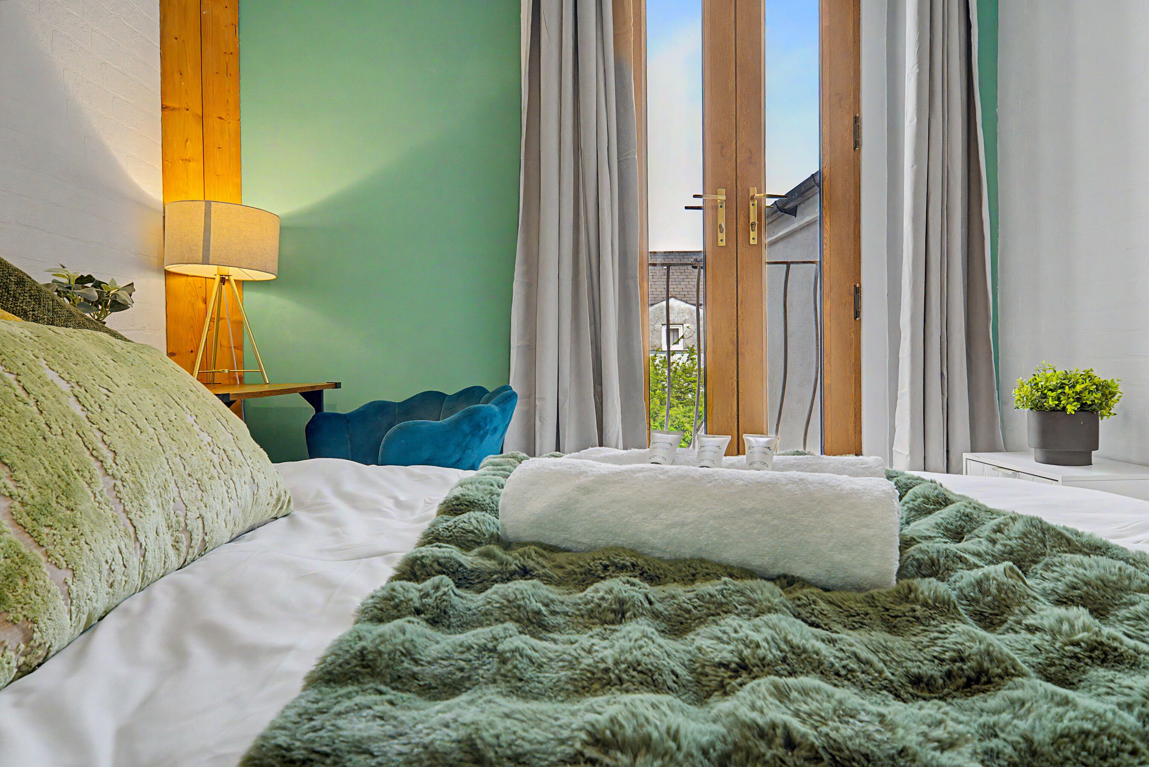 3 bedrooms, iron/ironing board, WiFi, bed sheets