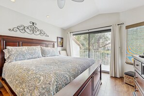 Free WiFi, bed sheets - Relax in this 2BR/2.5BA home in La Quinta overlooking a peaceful pond near PGA West Golf Course. (La Quinta)