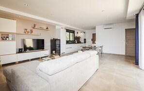 TV - Villa spacieuse avec piscine (Prunelli-Di-Fumorbo)