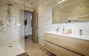 Shower, hair dryer - Villa spacieuse avec piscine (Prunelli-Di-Fumorbo)