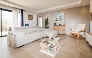 TV - Villa spacieuse avec piscine (Prunelli-Di-Fumorbo)