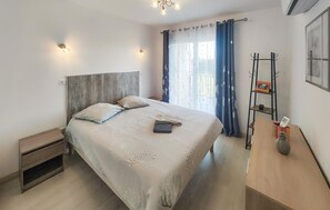 3 bedrooms, travel cot, free WiFi - Nice home in Mirepeisset with WiFi (Mirepeisset)