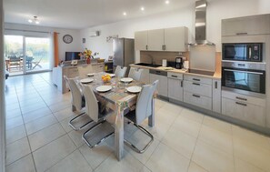 Fridge, microwave, oven, dishwasher - Nice home in Mirepeisset with WiFi (Mirepeisset)