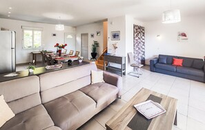 TV - Gorgeous home in Mirepeisset with outdoor swimming pool (Mirepeisset)