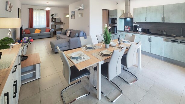 Un apartamento moderno con comedor, cocina y sala de estar.