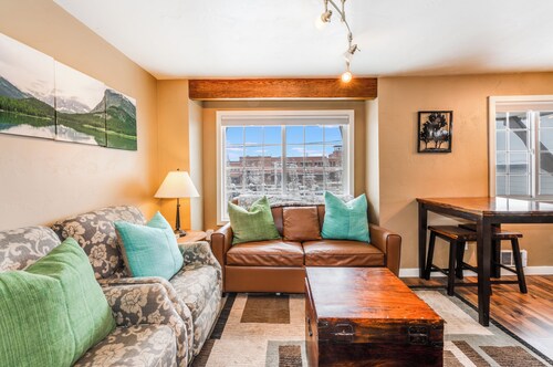 New! Cozy 2bed condo in the heart of Whitefish — rustic charm meets downtown convenience.
