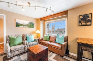 Living area - New! Cozy 2bed condo in the heart of Whitefish — rustic charm meets downtown convenience. (Whitefish)