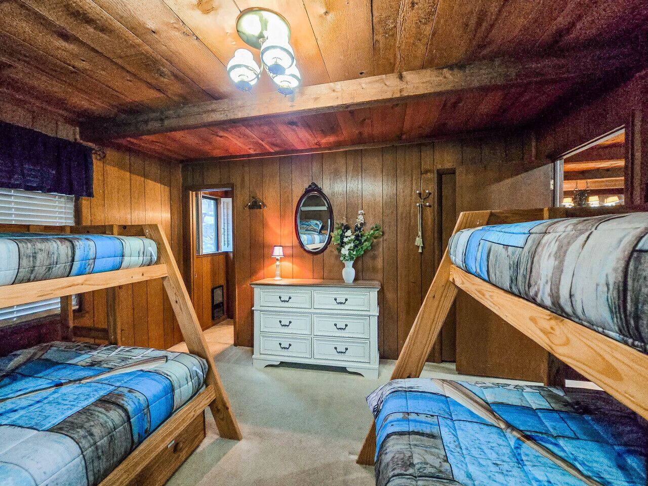 Escritorio, wifi gratis, ropa de cama
