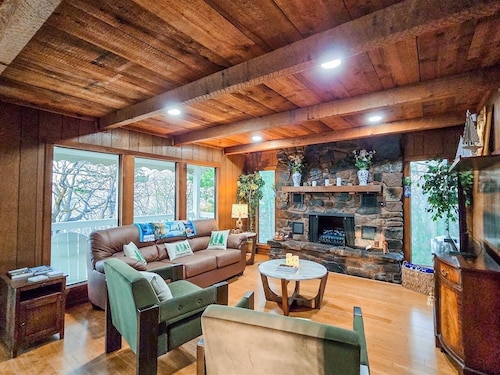 Rustic Lakeview Cabin by Nichols Point