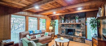 Rustic Lakeview Cabin by Nichols Point