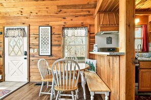 Dining - Serenity Woods - Fireside Relaxation, Pet-Friendly Fun & Scenic Gazebo Views (Blue Ridge)