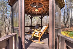 Property grounds - Serenity Woods - Fireside Relaxation, Pet-Friendly Fun & Scenic Gazebo Views (Blue Ridge)