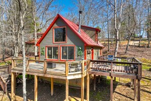 Terrace/patio - Serenity Woods - Fireside Relaxation, Pet-Friendly Fun & Scenic Gazebo Views (Blue Ridge)