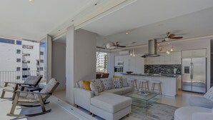 En moderne lejlighed med opholdsstue, køkken og balkon.