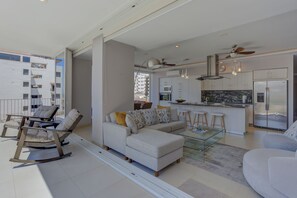 A modern apartment with a living area, kitchen, and balcony. - Park Condo Zona Romántica, Terrace+ Infinity Pool (Puerto Vallarta)