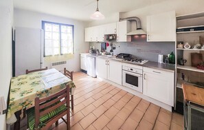 Fridge, oven, stovetop, coffee/tea maker - APPARTEMENT PROCHE PLAGE (Valras-Plage)