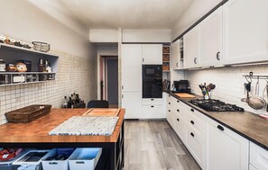 Fridge, microwave, oven, stovetop - 4 bedroom stunning home in Béziers (Béziers)