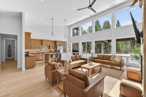 Summit House- new home, sleeps 16, quiet neighborhood-, hot tub, pet friendly